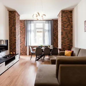 Jacuzzi And Privacy With 2 Balconies And Free Garage Appartamento