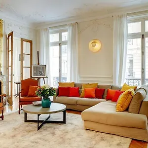 In A Great Location Close To The Eiffel Tower Francja